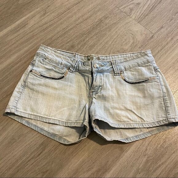 Red Riviet, size 5 short jean shorts, light wash - Picture 1 of 10